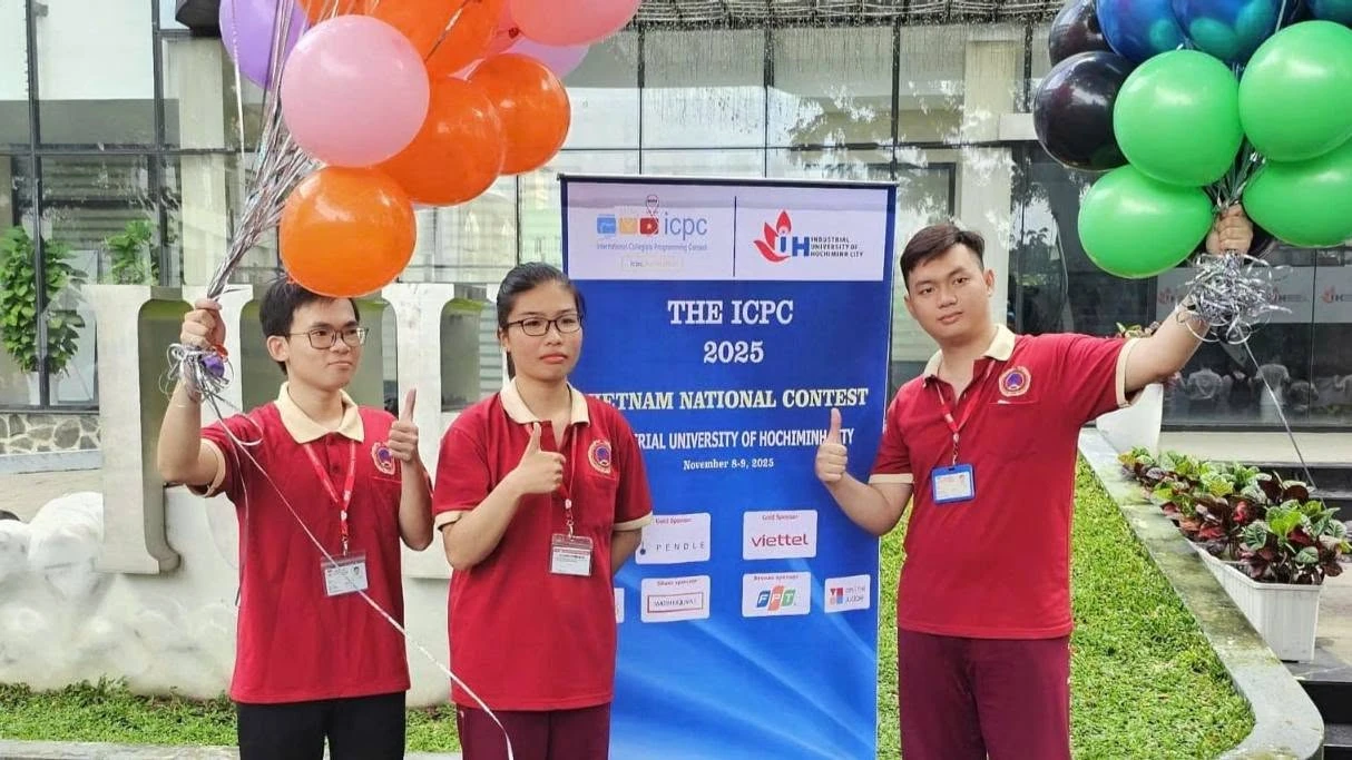 Ba thành viên SIU_Sirocco trước bảng ICPC Vietnam National Contest 2025.
