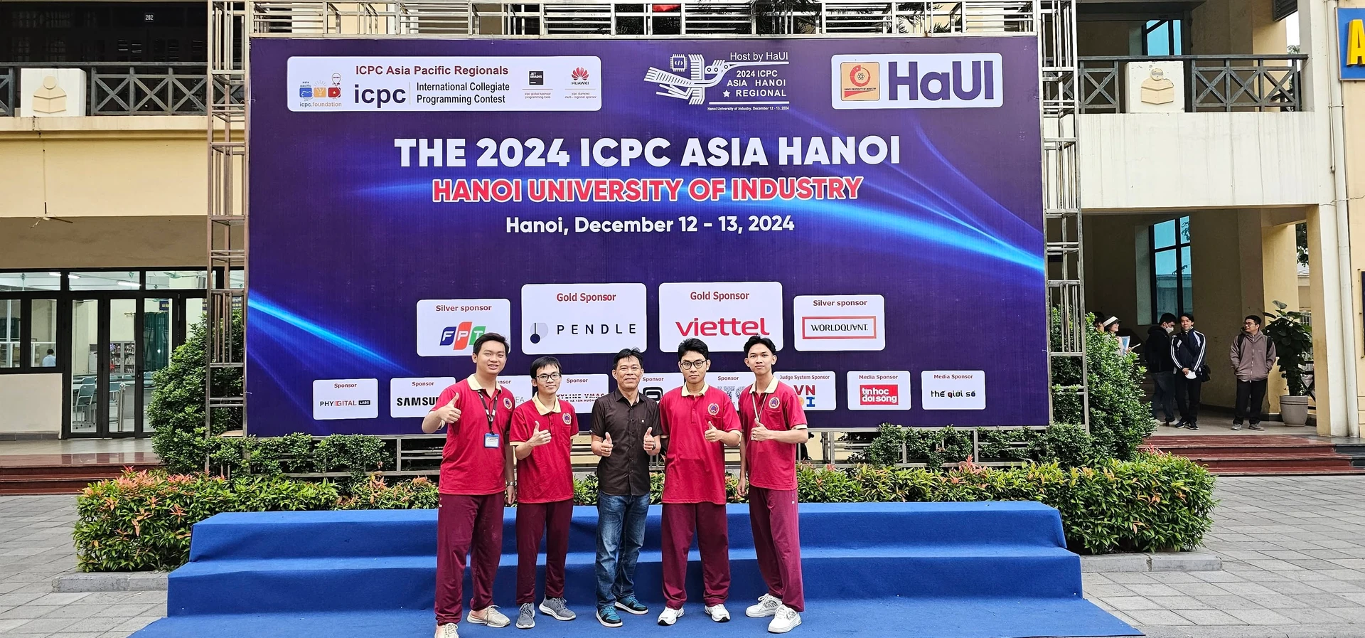 Đoàn SIU trước bảng ICPC Asia Hanoi 2024 tại HaUI.