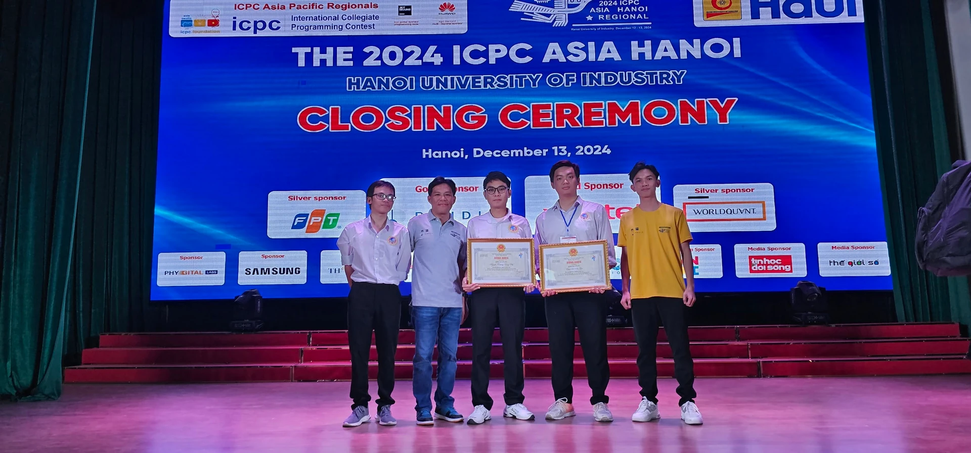 Nhóm thành viên SIU cùng bằng khen trên sân khấu bế mạc ICPC Asia Hanoi 2024.