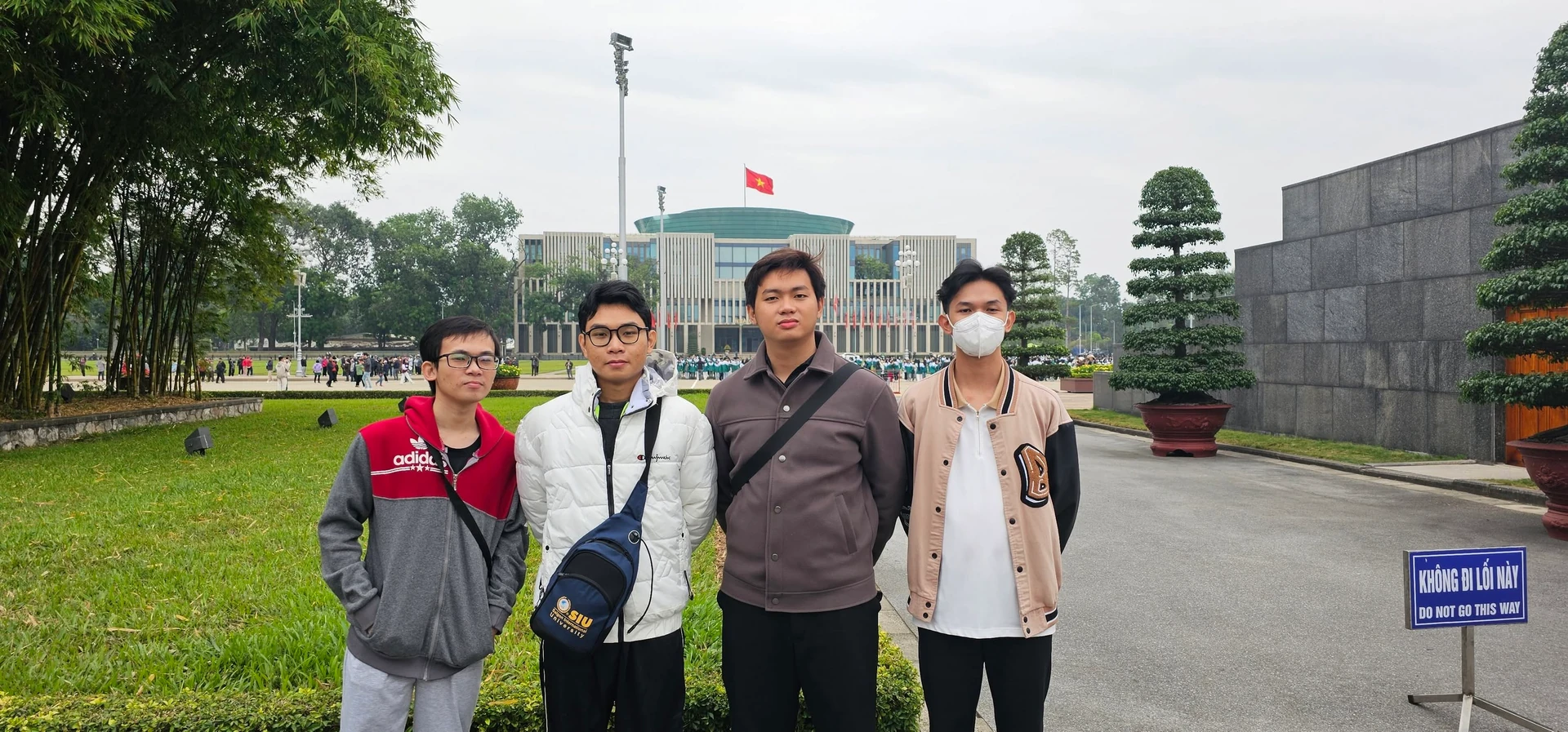 Nhóm bạn chụp ảnh lưu niệm tại quảng trường ở Hà Nội.