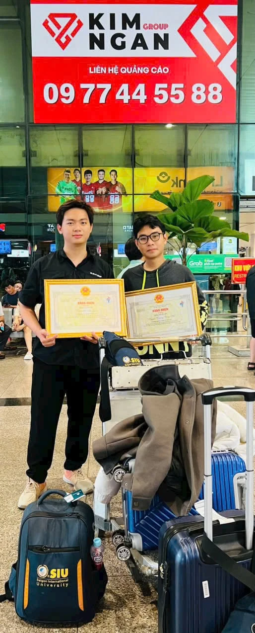 Hai người cùng bằng khen và ba lô SIU sau chuyến đi.