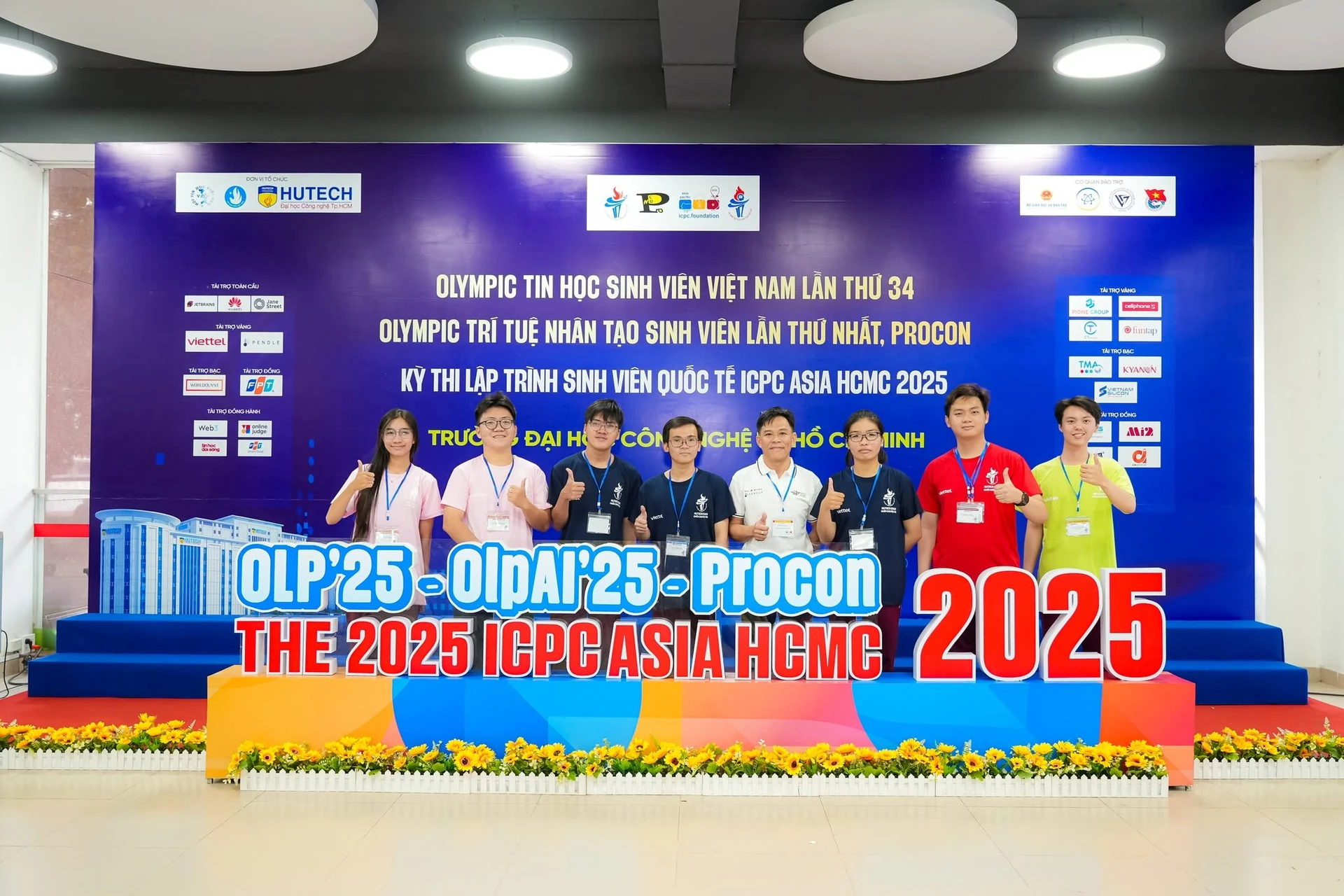 Đoàn SIU chụp ảnh trước sân khấu OLP và ICPC Asia HCMC 2025.