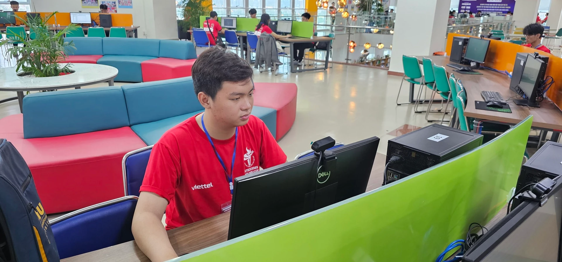 Một góc làm việc với máy tính xách tay trong khu vực sinh hoạt của sự kiện.