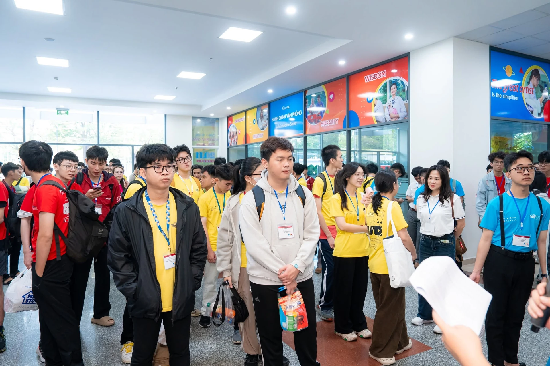 Đông đảo người tham dự trong hành lang địa điểm thi OLP và ICPC 2025.