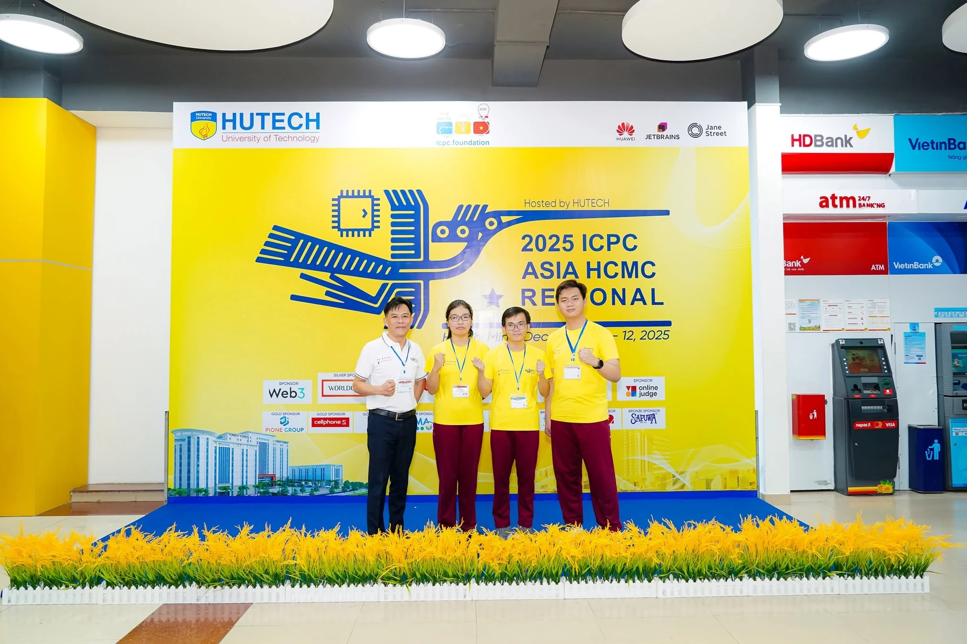 Nhóm thành viên SIU trước bảng màu vàng ICPC Asia HCMC Regional 2025.