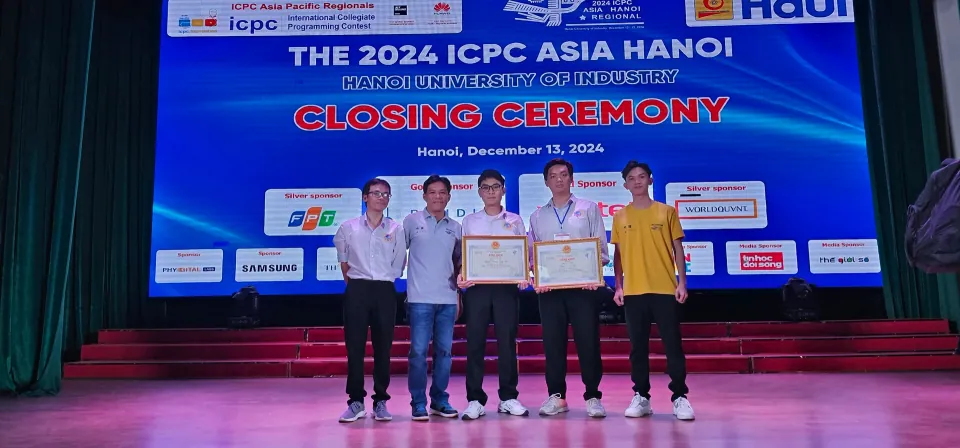 SIU members with award certificates on stage at the ICPC Asia Hanoi 2024 closing ceremony.