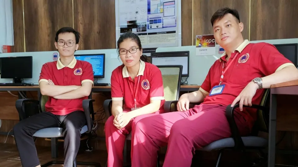 Three SIU_Sirocco members together in a computer lab.
