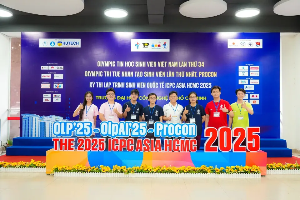 The SIU delegation in front of the OLP and ICPC Asia HCMC 2025 stage.